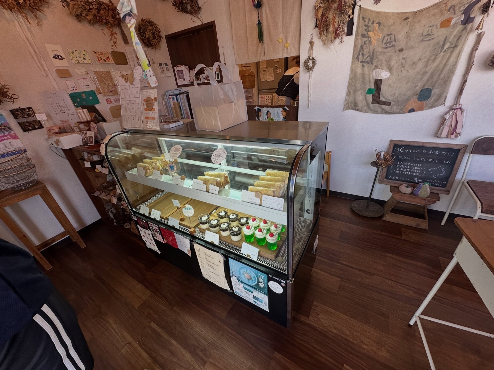 お世話になってますyamaki farmです。

今回は　とうもろこしをお使い頂いているお店を自分なりにご紹介します。

福島県南相馬市にある　シフォンとベイク Cotonさん
住宅地の一画に佇む小さなお菓子屋さんで
店内に入ると外観とは違う雰囲気で
ショーケースを見るとどれもこれも欲しくなるものばかりです。

是非相馬方面にお出掛けの際は、足を運んでみてください！

今回は、ご利用頂きありがとうございました。
また、来年も宜しくお願いします。